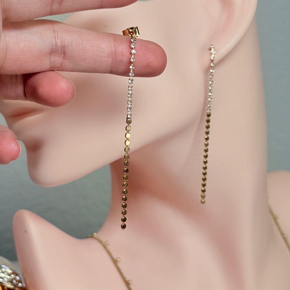 ⚜️ Elegant Gold Drop Earrings - Picture 7 of 8
